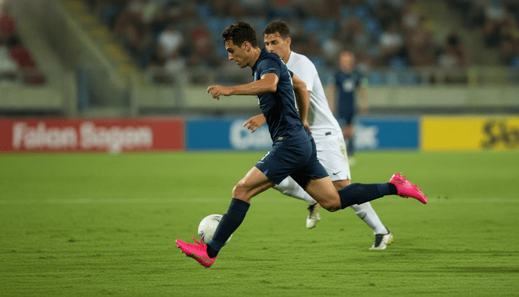 Imagem gerada por IA: Por que os jogadores estão usando chuteira rosa?