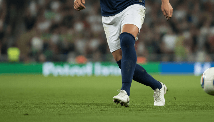 AI-gegenereerde afbeelding: Waarom dragen voetballers lange sokken?