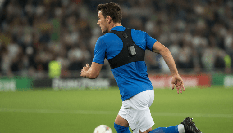 KI-generiertes Bild: Warum tragen Fußballer ein Bustier?